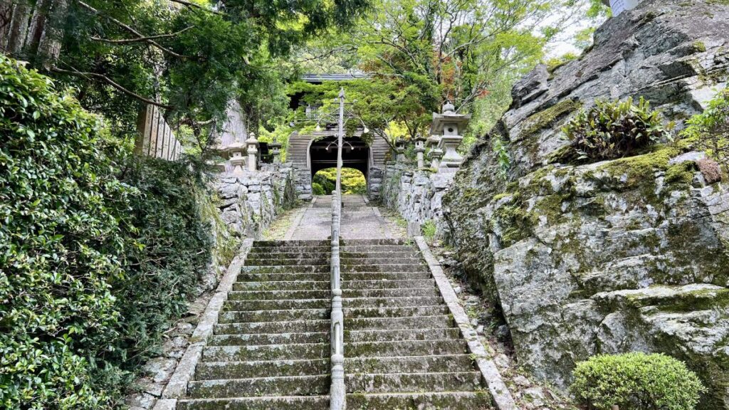 中津峰山 如意輪寺の階段