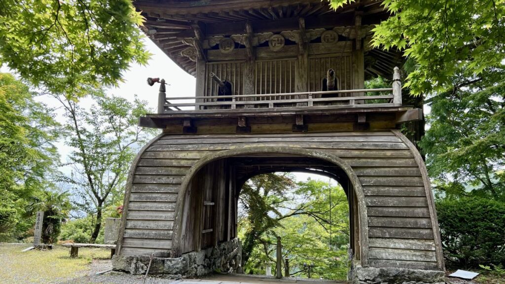 中津峰山 如意輪寺の建物